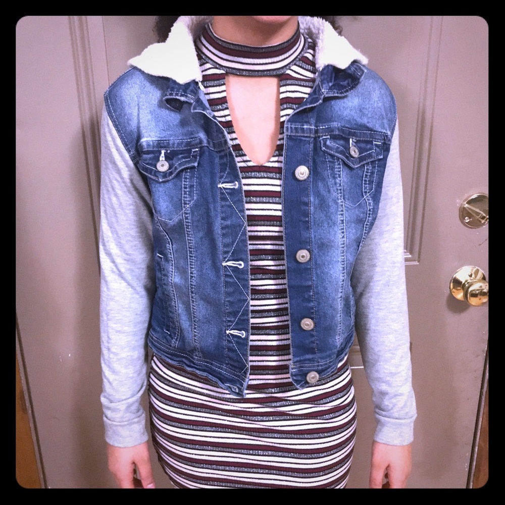 ⭐️4/$25 Wallflower Jean Jacket (M)